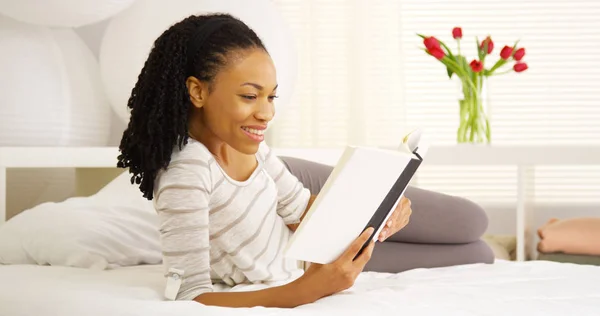 Mujer Negra Leyendo Cama —  Fotos de Stock