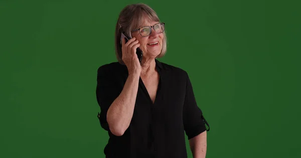 Maturo Bianco Femmina Avendo Telefono Conversazione Verde Schermo — Foto Stock