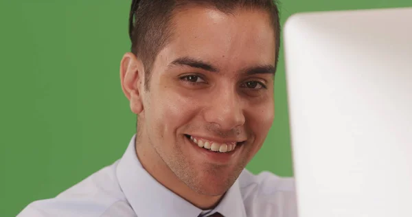 Joven Profesional Negocios Sonriendo Cámara Pantalla Verde — Foto de Stock