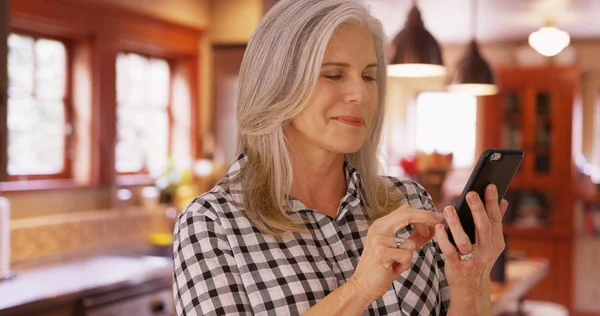 Primer Plano Mujer Caucásica Mediana Edad Dispositivo Celular Portátil — Foto de Stock