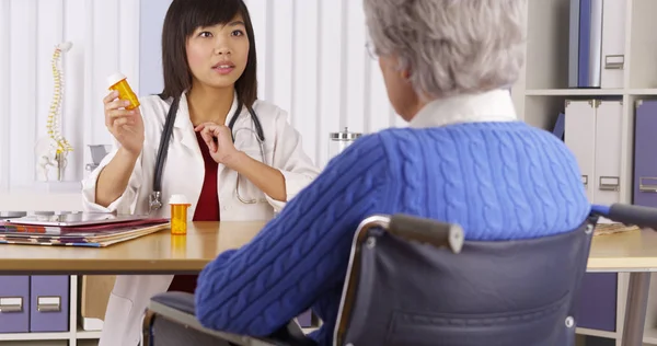 Chinese Doctor Talking Medication Elderly Patient — Stock Photo, Image