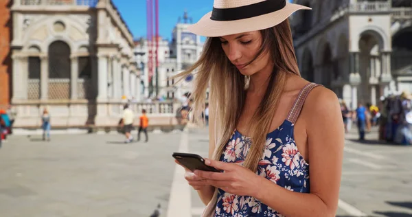 Tysiąclecia Dziewczyna Romper Fedora Wiadomości Tekstowe Telefon Przy Placu Świętego — Zdjęcie stockowe