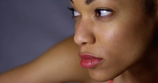 Primer Plano Mujer Africana Mirando Cámara — Foto de Stock