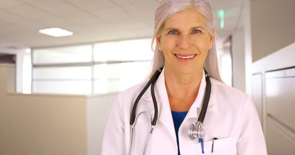 Anziano Medico Professionista Posa Vert Felicemente Ritratto Nel Suo Ufficio — Foto Stock