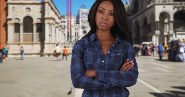 Jovem Bonita Mulher Negra Marks Square Com Braços Cruzados — Fotografia de Stock