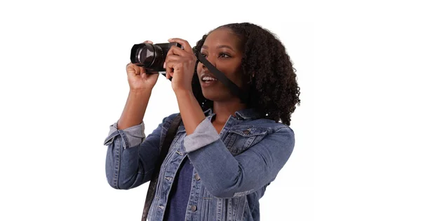可爱的非洲裔美国妇女兴奋地环顾四周 并在工作室拍照 — 图库照片