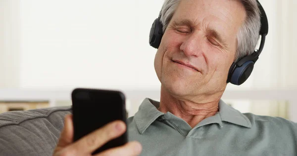 Relaxte Man Van Middelbare Leeftijd Luisteren Naar Muziek Met Koptelefoon — Stockfoto