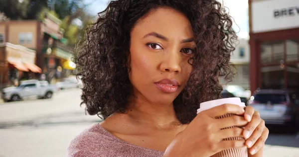 Närbild Attraktiva Afroamerikansk Unga Damen Håller Kaffekoppen Utanför — Stockfoto