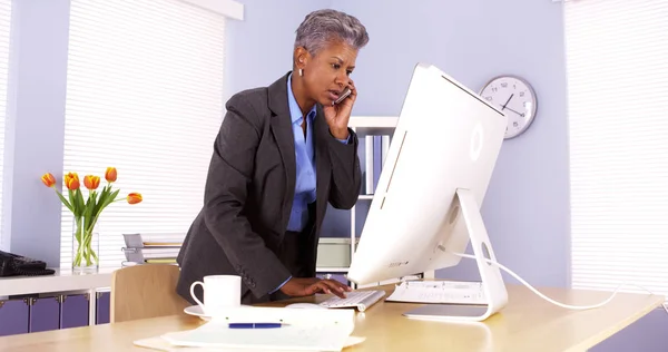 Senior Negra Mujer Negocios Trabajando Escritorio —  Fotos de Stock
