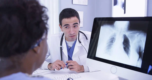 Close Médico Masculino Mostrando Paciente Raio Seus Pulmões Computador — Fotografia de Stock