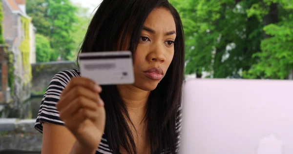 Afroamerikanska Kvinna Att Göra Online Köp Med Kreditkort — Stockfoto