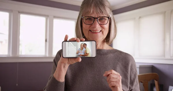 Okouzlující Staré Žena Ukazující Videa Těhotné Dcery Manželem Telefonu — Stock fotografie