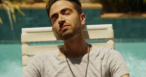 Hombre Mexicano Tomando Sol Junto Piscina —  Fotos de Stock