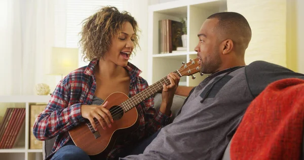 Namorada Negra Serenata Seu Namorado Com Ukulele — Fotografia de Stock