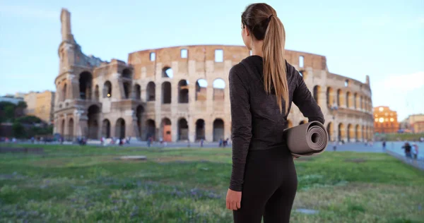 Chica Yoga Traje Entrenamiento Frente Cámara Cercana Coliseo Roma — Foto de Stock