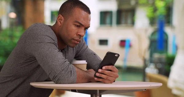 Mannelijke Afro Amerikaanse Toeristische Smartphone Gebruikt Terwijl Het Drinken Van — Stockfoto