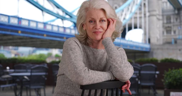 Gelukkig Senior Vrouw Zitten Café Patio Londen Door Tower Bridge — Stockfoto