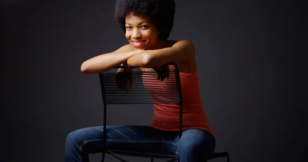 Sorrindo Mulher Negra Sentada Com Braços Parte Trás Cadeira — Fotografia de Stock