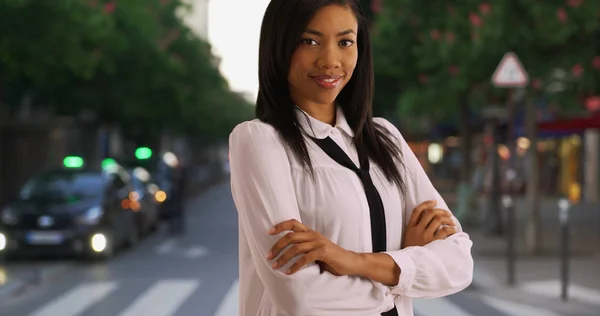 Mulher Negra Bem Sucedida Roupas Formais Rua Cidade Sorrindo — Fotografia de Stock