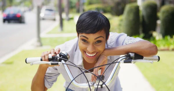 Mujer Negra Sonando Campana Bicicleta Sonriendo Aire Libre — Foto de Stock