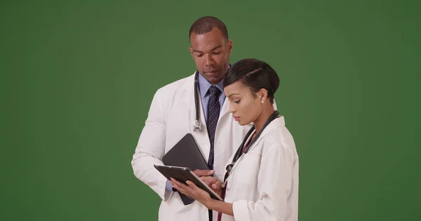 Deux Médecins Noirs Discutent Leur Patient Sur Leurs Comprimés Sur — Photo