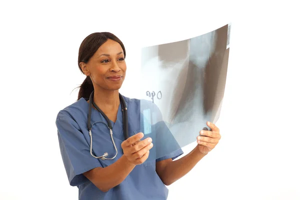 Ung Professionell Afroamerikansk Läkare Undersöker Röntgen Patienter Bröstet — Stockfoto