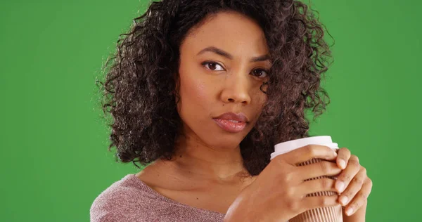 Retrato Mulher Negra Segurando Xícara Café Olhando Para Câmera Tela — Fotografia de Stock