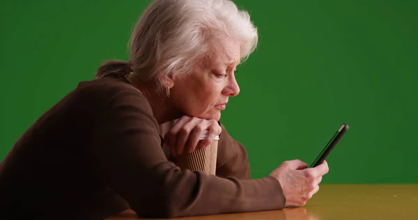 Profile Sad Looking White Senior Woman Using Smartphone Green Screen — Stock Photo, Image