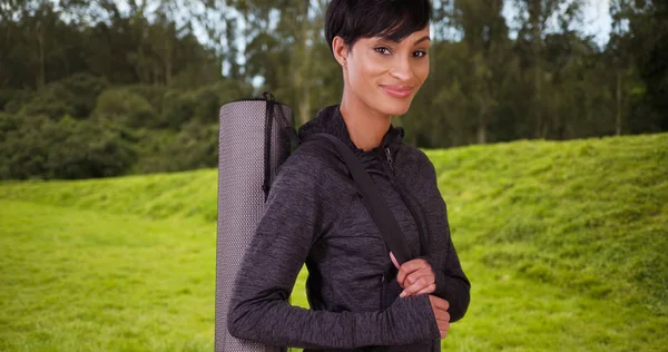 Femme Noire Bonne Santé Avec Tapis Yoga Dans Parc Attendant — Photo