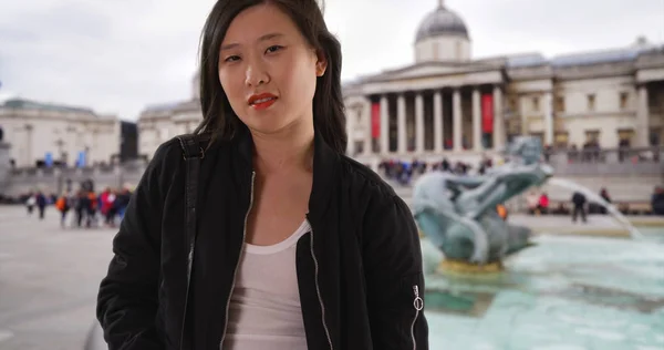 Китаянка Черном Пиджаке Руками Карманах Отдыхе Лондоне — стоковое фото