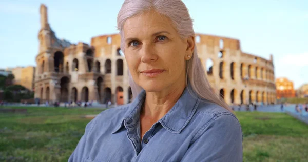 Ongedwongen Portret Van Gelukkig Voormalig Rijpe Vrouw Buurt Van Colosseum — Stockfoto