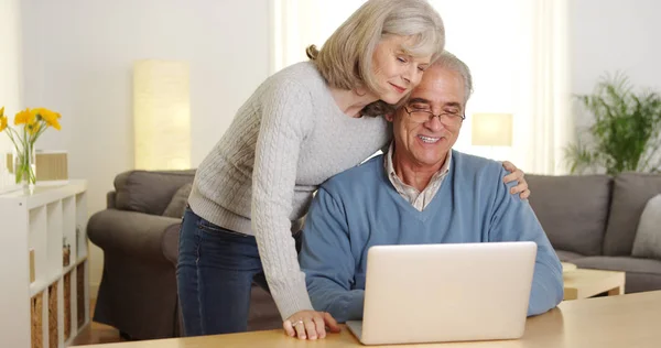 Seniorenpaar Nutzt Gemeinsam Laptop Computer — Stockfoto