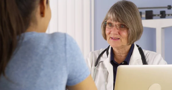 Ältere Ärztin Berät Hispanische Patientin — Stockfoto