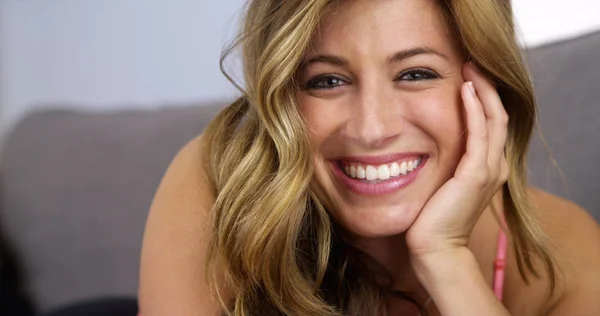 Retrato Una Joven Feliz Tumbada Sofá — Foto de Stock