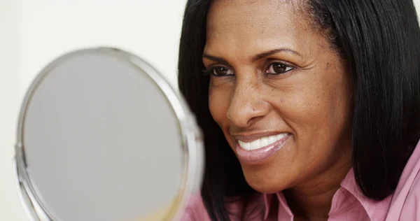 Retrato Una Mujer Afroamericana Sonriendo Espejo — Foto de Stock