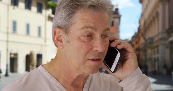 在意大利度假的老年白人男性接到严重的电话 — 图库照片