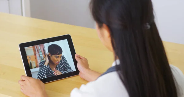 Médico Chino Hablando Con Paciente Joven Tableta —  Fotos de Stock