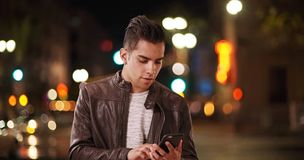 Duizendjarige Latino Man Mobiele Telefoon Gesprek Straat Nachts Stad — Stockfoto