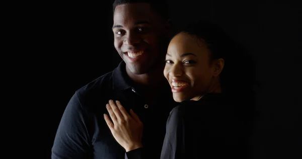 Dramático Retrato Jovem Mulher Negra Segurando Namorado Sorrindo — Fotografia de Stock