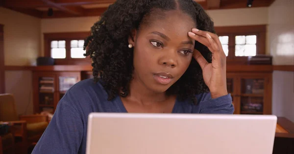Siyah Kadın Evde Dizüstü Bilgisayar Üzerinde Çalışan Bir Baş Ağrısı — Stok fotoğraf