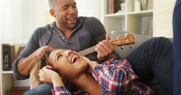 Feliz Casal Preto Deitado Sofá Com Ukulele — Fotografia de Stock