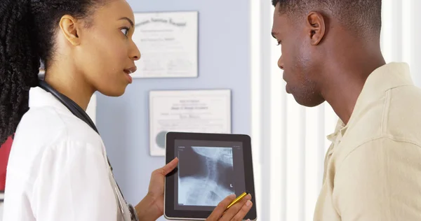 Patientin Mit Nackenschmerzen Spricht Mit Ärztin Über Röntgenbild Auf Tablet — Stockfoto