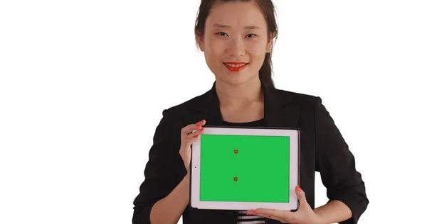 Sonriente Dama Negocios Sosteniendo Tableta Mano Con Cromakey Verde Para — Foto de Stock