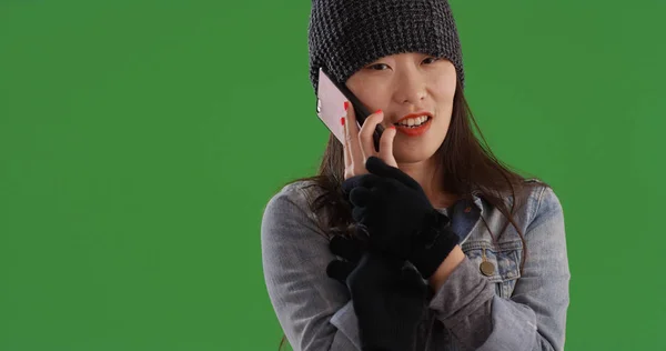 Ung Asiatisk Kvinna Varm Klädsel Prata Telefon Grön Skärm — Stockfoto