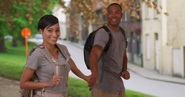 Amantes Pareja Afroamericana Explorando Ciudad Europea Parque Público —  Fotos de Stock