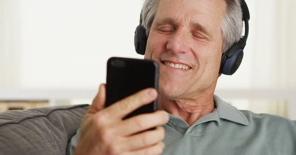 Hombre Mayor Mediana Edad Con Auriculares Escuchando Música —  Fotos de Stock