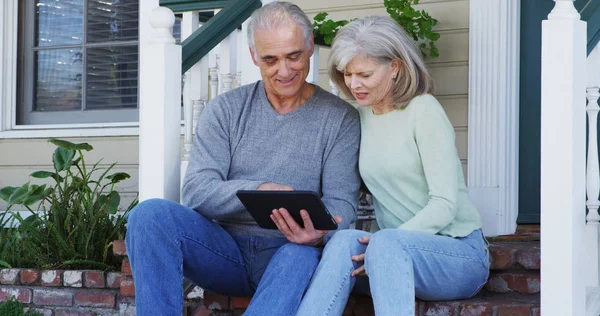 Ältere Paare Mit Tablette Auf Der Veranda — Stockfoto