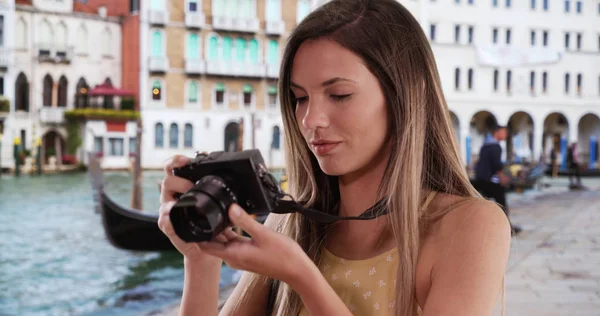 Brünette Millennial Ihren 20Ern Beim Fotografieren Mit Der Kamera Venedig — Stockfoto