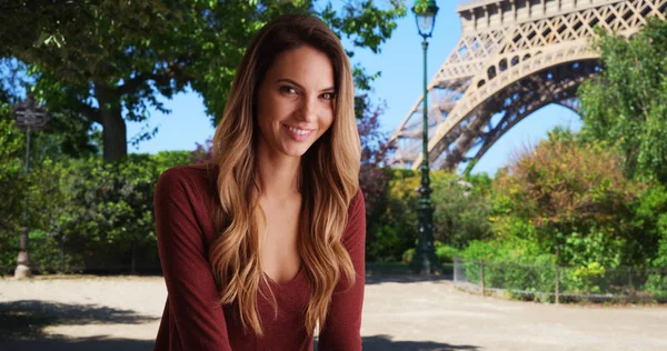 Mulher Sorridente Paris Relaxando Perto Torre Eiffel — Fotografia de Stock