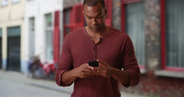 Szép Afro Amerikai Ember Használ Smartphone Európai Városi Környezetben — Stock Fotó